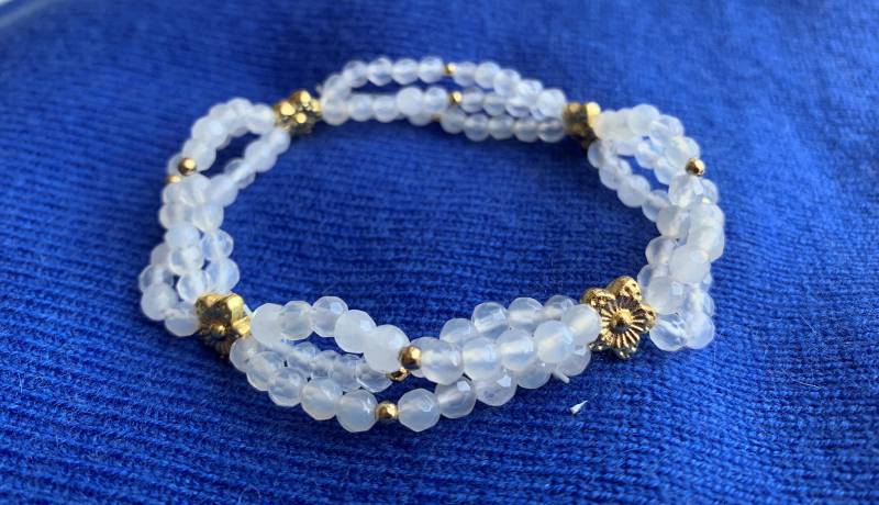 Graziles 3 - Oder 4Reihiges | Wählbar Armband Stretch; Achat Weiß 4mm Mit Vergoldeten Blüten von SchlesierDesigns