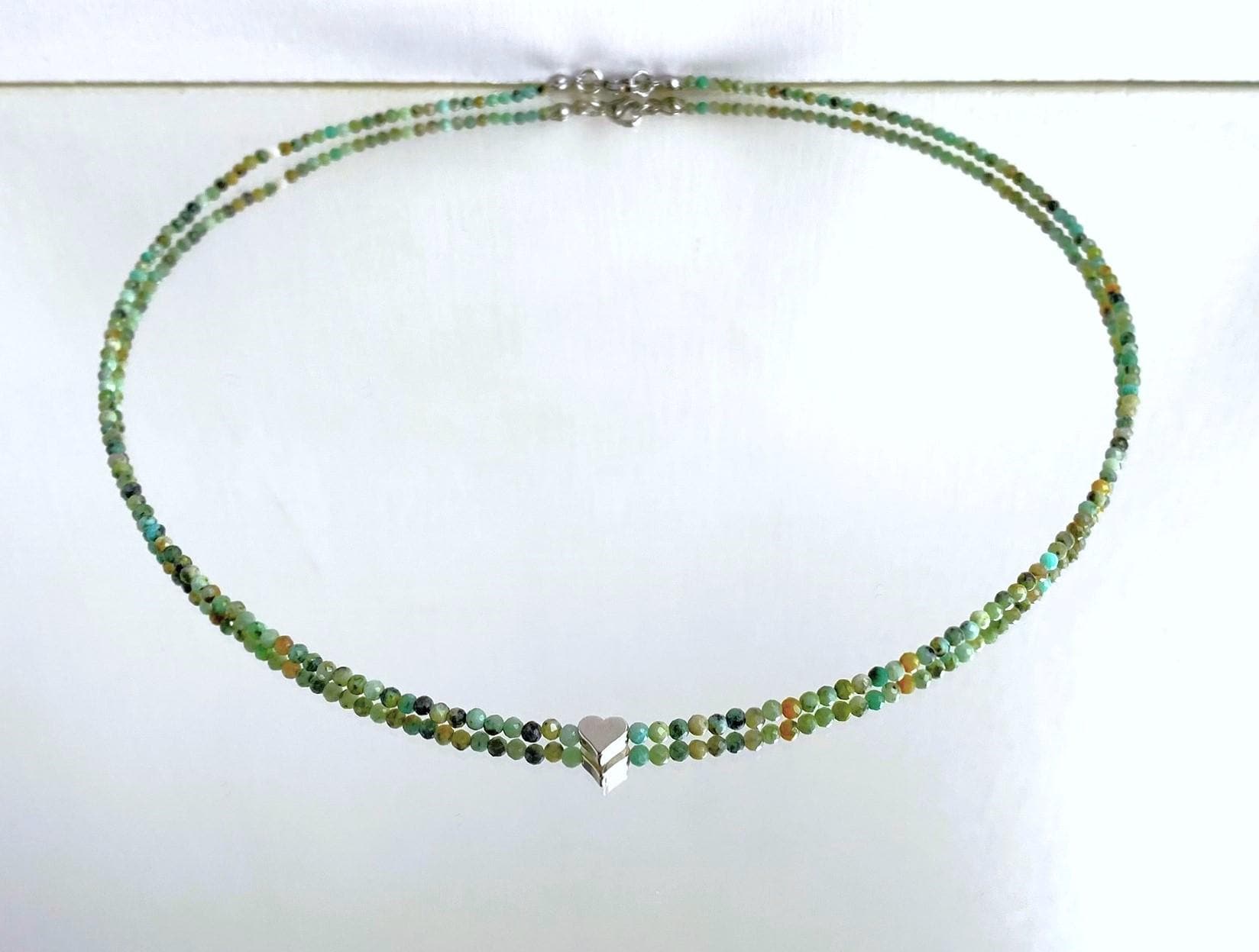 Kette Aus Echtem Grünen Türkis; Natürliche Ungefärbte 2mm-Perlen Mit Facetten Und Ein Kleines Herz - von SchlesierDesigns