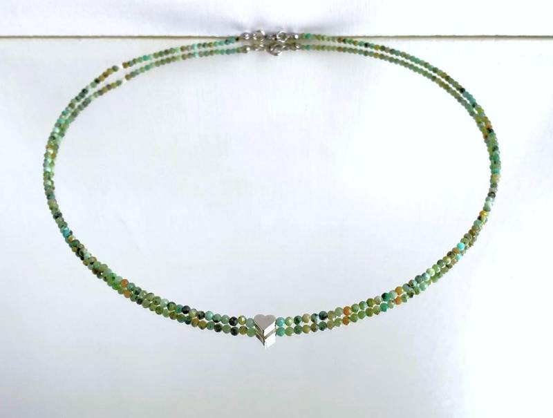 Kette Aus Echtem Grünen Türkis; Natürliche Ungefärbte 2mm-Perlen Mit Facetten Und Ein Kleines Herz - Kette Aus Echtem Grünen Türkis; Natürliche Ungefärbte 2mm-Perlen Mit Facetten Und Ein Kleines Herz - von SchlesierDesigns