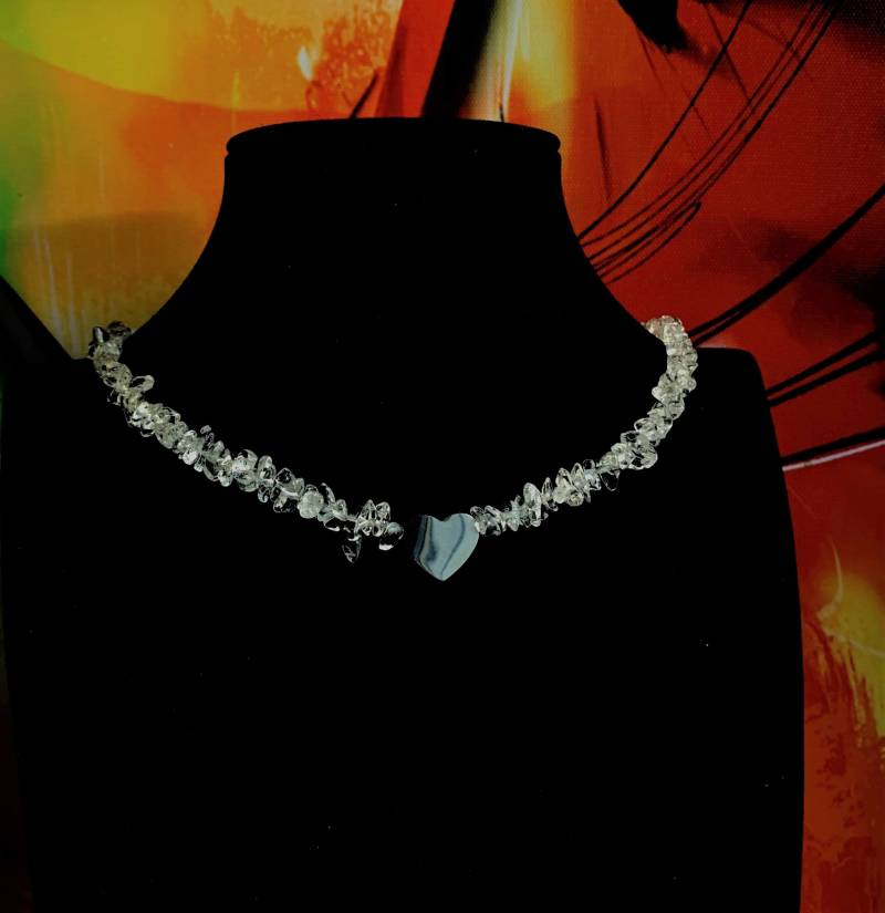 Kette Aus Funkelnden Bergkristall Chips - Mit Glänzendem Silbernen Herz von SchlesierDesigns