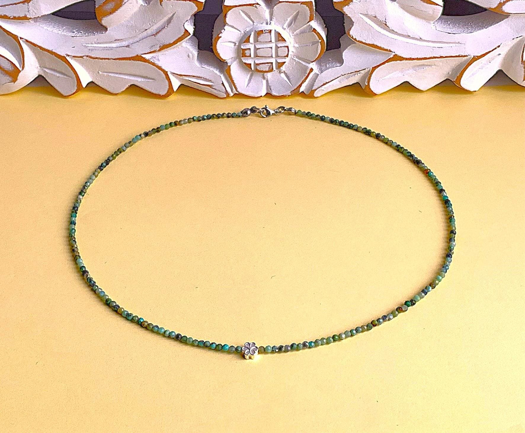 Kette Aus Grünen Türkis; Natürliche Ungefärbte 2mm-Perlen Mit Facetten- Kein Gefärbter Howlith Etc. - Und Eine Zarte Sterlingsilber-Blüte Kette Aus Grünen Türkis; Natürliche Ungefärbte 2mm-Perlen Mit Facetten- Kein Gefärbter Howlith Etc. - Und Eine Zarte Sterlingsilber-Blüte von SchlesierDesigns