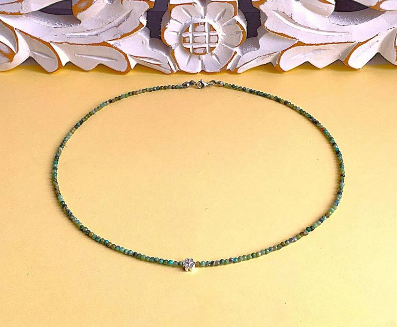 Kette Aus Grünen Türkis; Natürliche Ungefärbte 2mm-Perlen Mit Facetten- Kein Gefärbter Howlith Etc. - Und Eine Zarte Sterlingsilber-Blüte Kette Aus Grünen Türkis; Natürliche Ungefärbte 2mm-Perlen Mit Facetten- Kein Gefärbter Howlith Etc. - Und Eine Zarte Sterlingsilber-Blüte von SchlesierDesigns