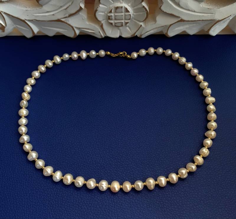 Kette Aus Weißen Zuchtperlen 7-8mm Klasse Aa Mit Dezenten Goldenen Miniperlen Rundum von SchlesierDesigns