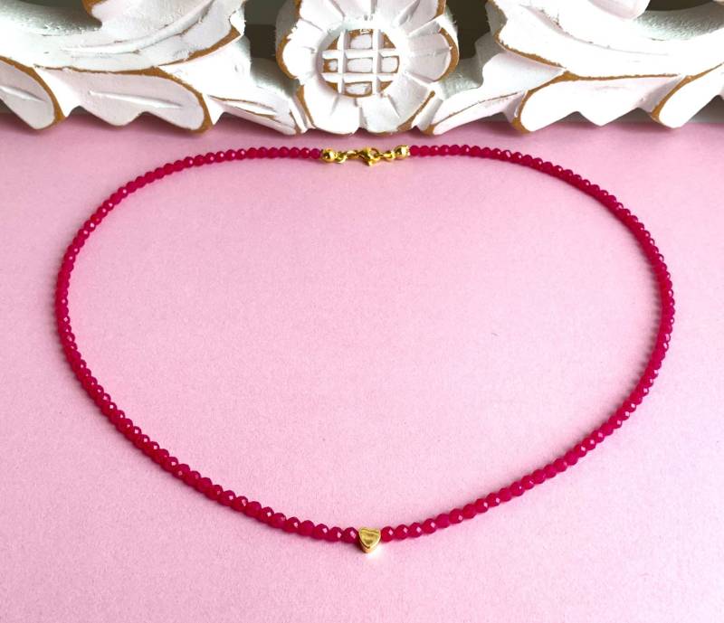 Kette Natürlicher Rubin 3mm Facettiert in Beeindruckendem Rot | Ungefärbt Mit Süßem Kleinen Vergoldeten Herzen von SchlesierDesigns