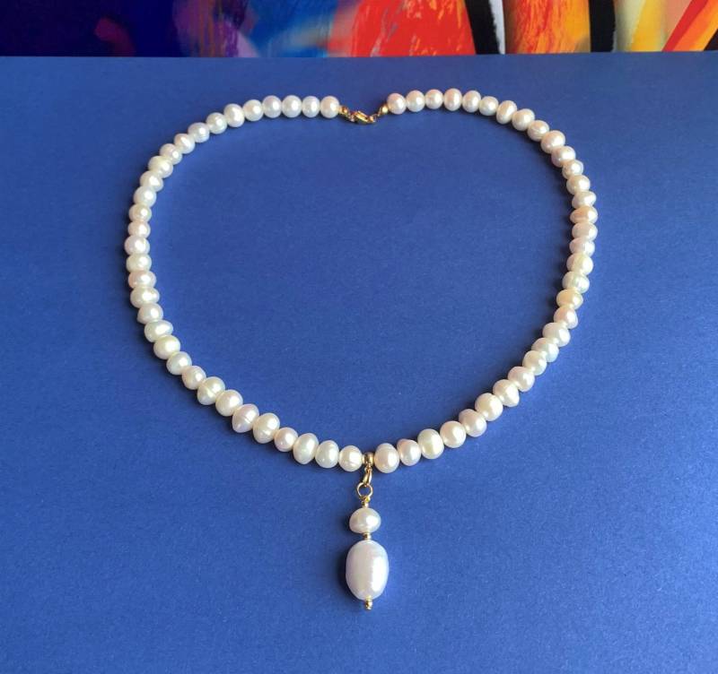 Kette Weiße Zuchtperlen 7-8mm Klasse A Mit Anhänger Aus Einer Bemerkenswerten Weißen Perle 15x11mm von SchlesierDesigns