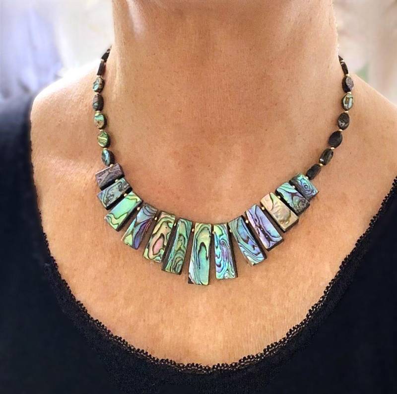 Paua Abalone Ovale 10x6x3mm Mit Abgestufter Abalone 15-31x5-10x3-4mm Und Goldenen Miniperlen Paua Abalone Ovale 10x6x3mm Mit Abgestufter Abalone 15-31x5-10x3-4mm Und Goldenen Miniperlen von SchlesierDesigns
