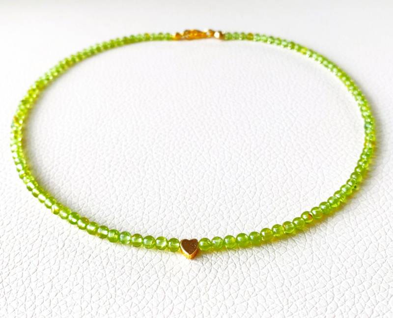 Peridot Qualität A Zauberhaft Klares Grün | Ungefärbt in Runden Perlen 3mm Mit Kleinem Goldenem Herz von SchlesierDesigns