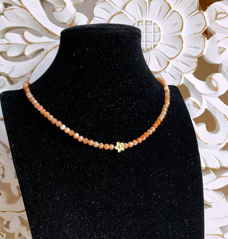 Pfirsich - Mondstein A Perlen 4mm Mit Facetten Und Einer Blüte - von SchlesierDesigns