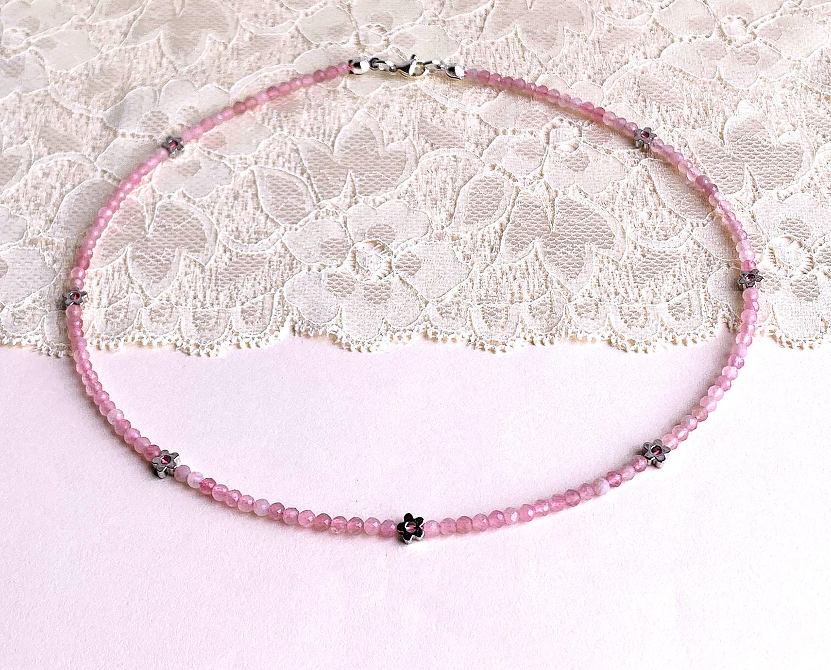 Rosenquarz Aa Aus Madagaskar, Kette Perlen 3mm Mit Facetten Und 925Silberblüten - Rosenquarz Aa Aus Madagaskar, Kette Perlen 3mm Mit Facetten Und 925Silberblüten - von SchlesierDesigns