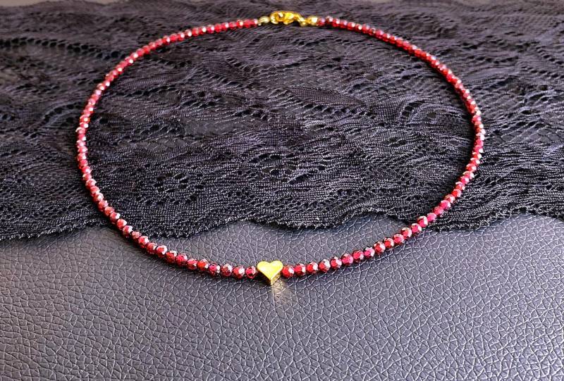Roter Granat, Kette Aus Facettierten Perlen 3mm Mit Einem Kleinen Herz von SchlesierDesigns