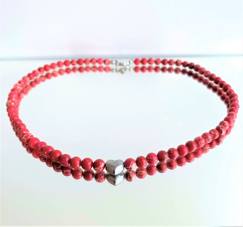 Roter Imperial Jaspis | Regalit Gefärbt, Elegante Kette Aus Perlen 6mm Mit Silbernem Herz von SchlesierDesigns
