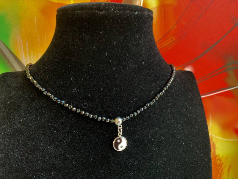 Schwarzer Spinell, Zierliche Kette Aus Perlen 3mm Mit Glitzernden Facetten Und Ying Yang von SchlesierDesigns