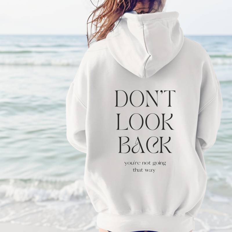 Don't Look Back Hoodie | Words On Schau Nicht Zurück Pullover Oversized Mit Backprint Inspirierende Geschenkidee von SchlichtDesignStudio