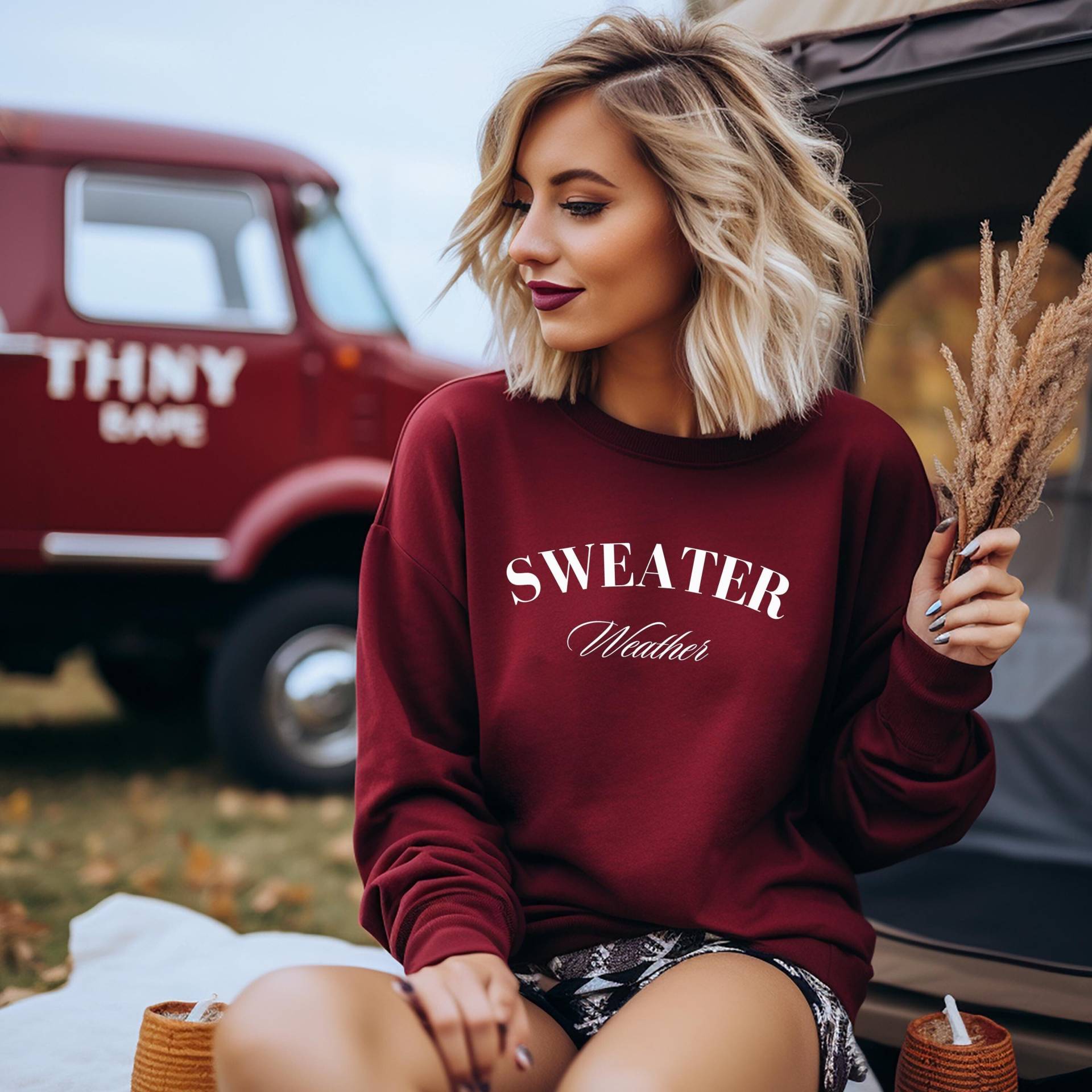 Sweater Weather Sweatshirt | Kuscheliger Herbstpullover Retro Herbst Minimalistisch Geschenk Frauen Unisex Pullover von SchlichtDesignStudio