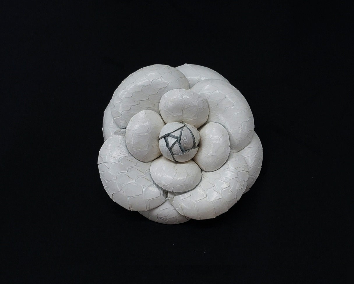 3 "3"Python Schlangenleder Blume Pin Brosche Kamelie Made in Usa Elfenbein von SchmalbergFlowersNYC