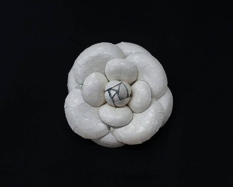 3 "3"Python Schlangenleder Blume Pin Brosche Kamelie Made in Usa Elfenbein von SchmalbergFlowersNYC