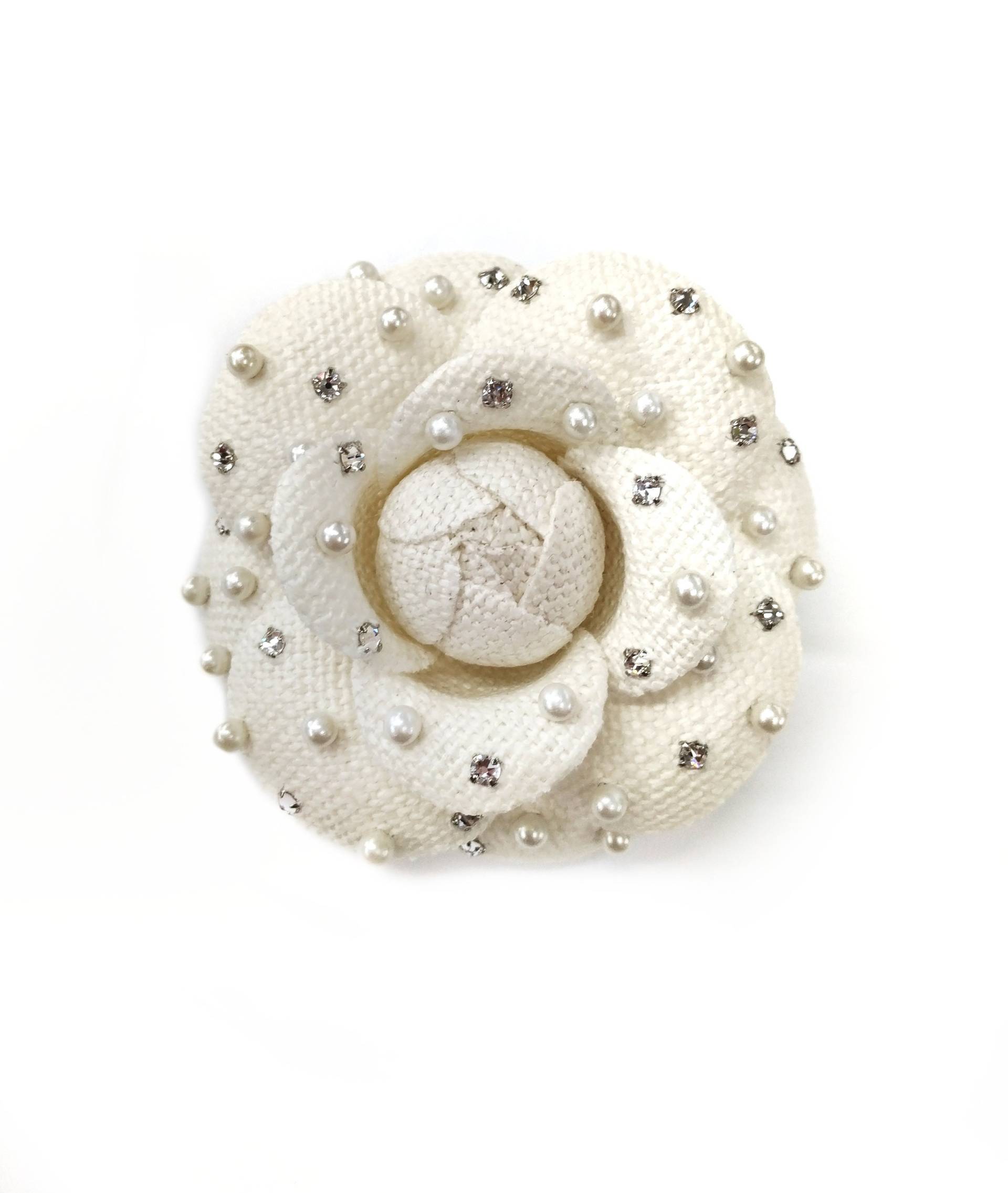 M & S Schmalberg 3 "Weiße Leinen Camellia Brosche Verschönert Mit Kristallen Edelsteinen Und Perlen Pin von SchmalbergFlowersNYC