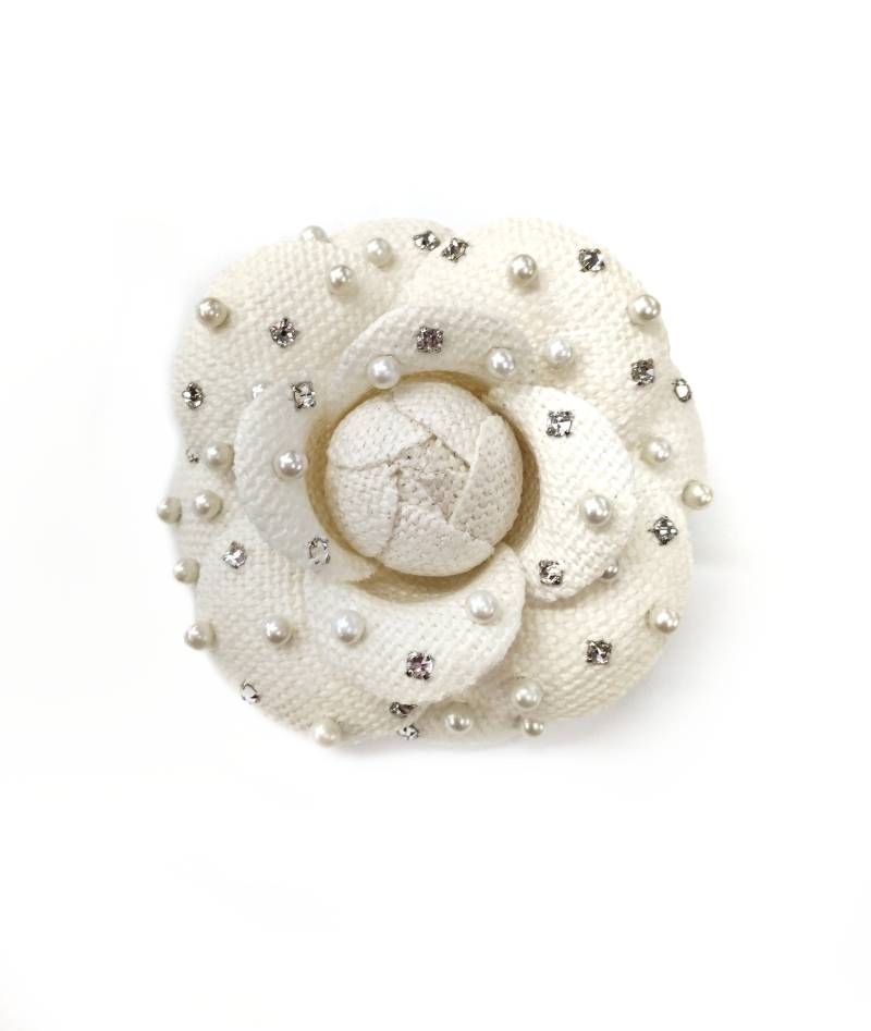 M & S Schmalberg 3 "Weiße Leinen Camellia Brosche Verschönert Mit Kristallen Edelsteinen Und Perlen Pin M & S Schmalberg 3 "Weiße Leinen Camellia Brosche Verschönert Mit Kristallen Edelsteinen Und Perlen Pin von SchmalbergFlowersNYC