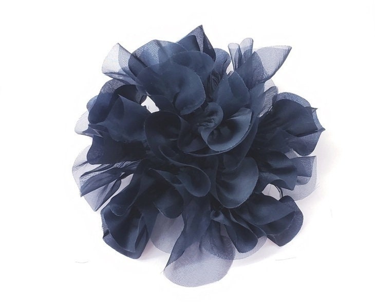 M & S Schmalberg 7 "Navy Hand Geprägte Hutmacher Mum Blume Anstecknadel. Seidenstoff Blumenanstecknadel Made in New York M & S Schmalberg 7 "Navy Hand Geprägte Hutmacher Mum Blume Anstecknadel. Seidenstoff Blumenanstecknadel Made in New York von SchmalbergFlowersNYC
