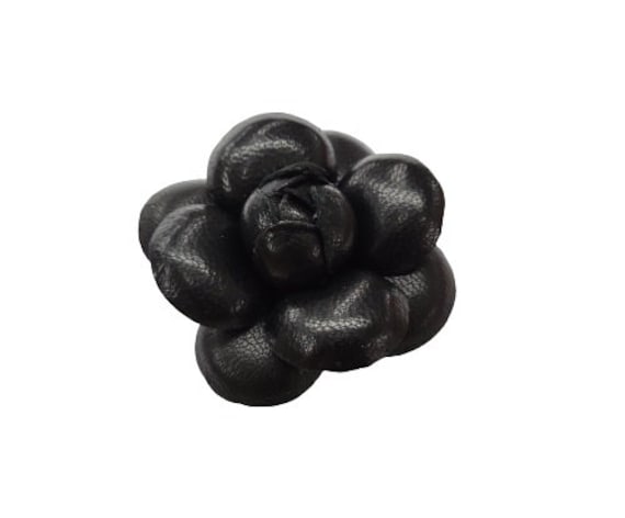 M&s Schmalberg 2 Inch "Mini" Classic Black Leder Camellia Anstecknadel Blumen Anstecknadel." von SchmalbergFlowersNYC