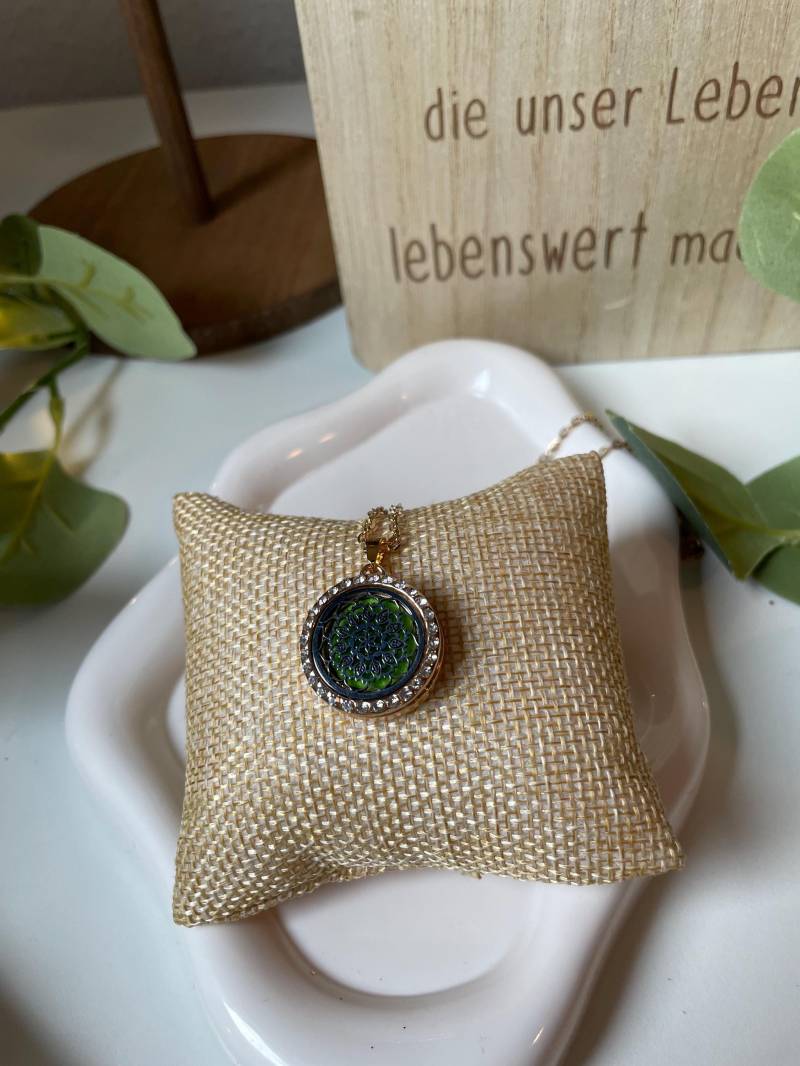 Diffusor Halskette Kette Duft Goldfarbig Modeschmuck Plättchen Austauschbar Mit Wunschduft Duftmix Aromatherapie Skill Diffusor Halskette Kette Duft Goldfarbig Modeschmuck Plättchen Austauschbar Mit Wunschduft Duftmix Aromatherapie Skill von SchmetterlingsMUT