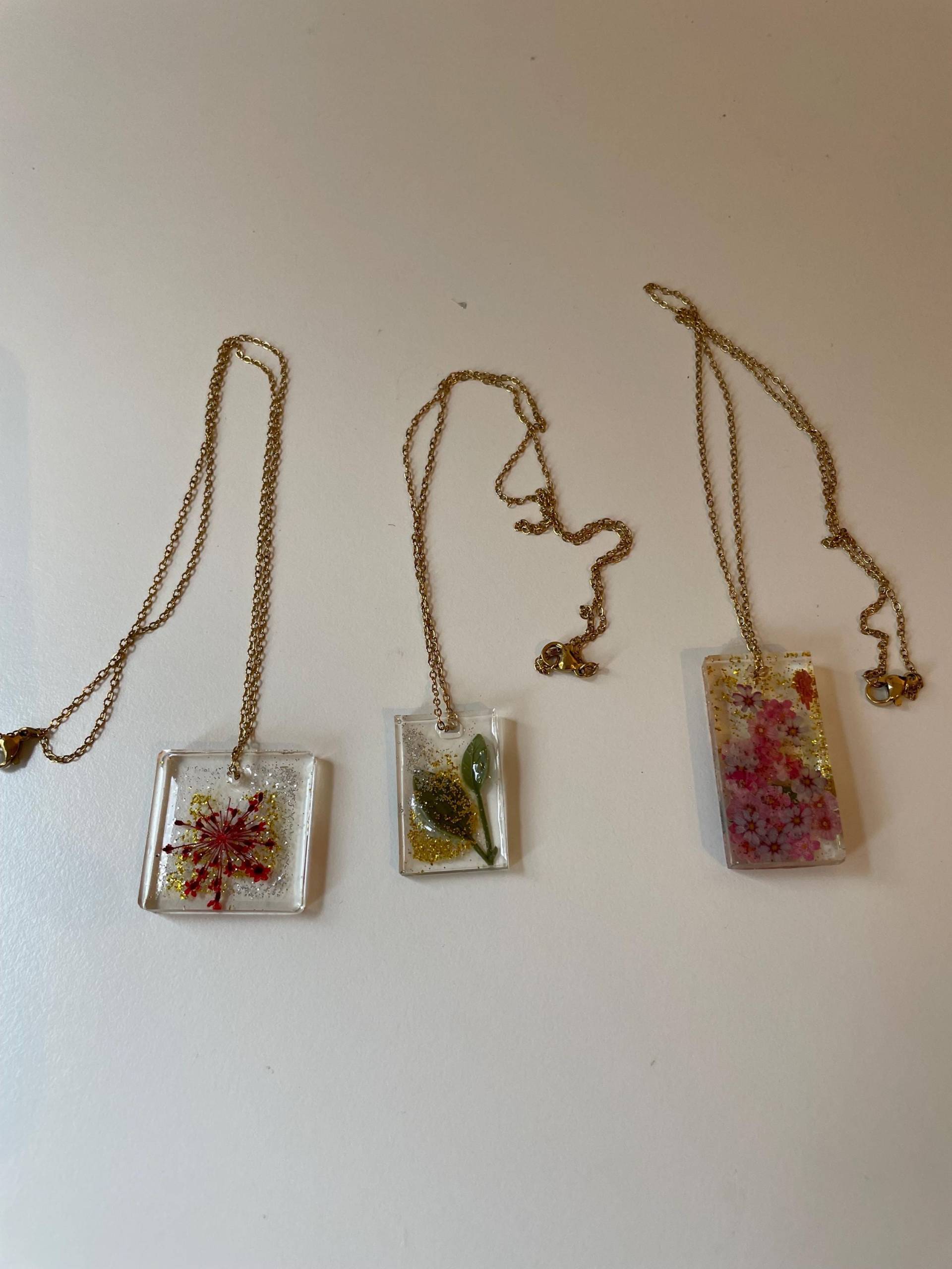 Halskette Mit Resin Anhänger Blumen Pflanze Goldfarben Rot Rosa Halskette Mit Resin Anhänger Blumen Pflanze Goldfarben Rot Rosa von SchmetterlingsMUT