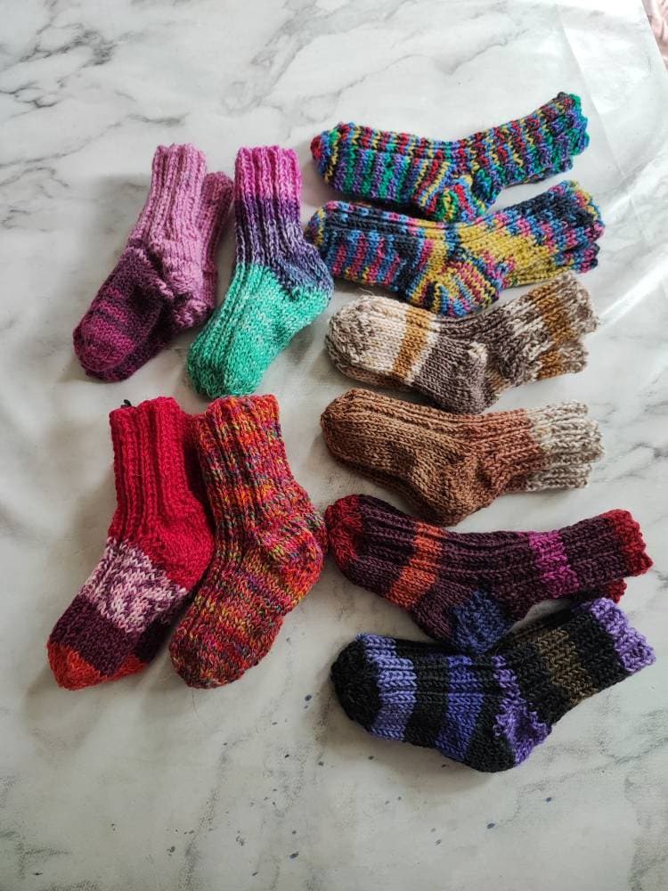 strümpfe Für Neugeborene in Verschiedenen Farben, Gestrickt ....je 2 Paar von SchmidtisWelt