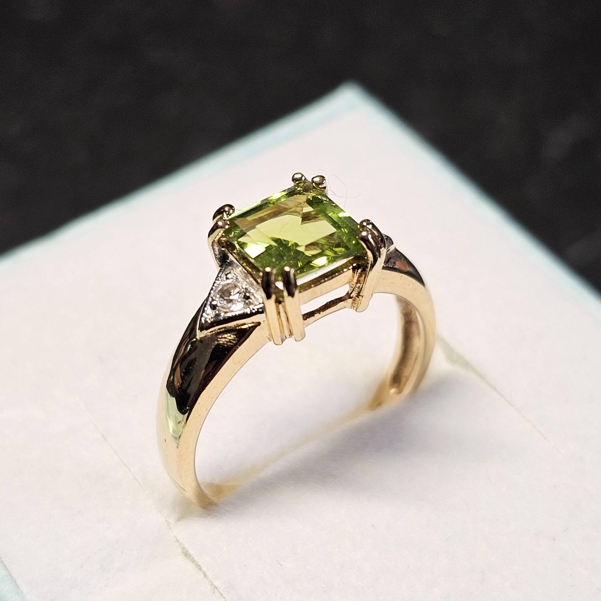17, 3 Mm Ring Goldring Gold 375 Teilplatiniert Peridot & Kristallsteinchen Klar Design Vintage Elegant Gr414 17, 3 Mm Ring Goldring Gold 375 Teilplatiniert Peridot & Kristallsteinchen Klar Design Vintage Elegant Gr414 von SchmuckAtelierRegina
