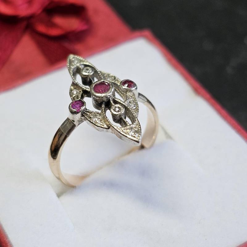 17, 5 Mm Hübscher Art Deco Ring Goldring Schiffchen Gold 585 Teilplatiniert Mit Rubine & Diamantsteinchen Shabby Vintage Elegant Gr433 von SchmuckAtelierRegina