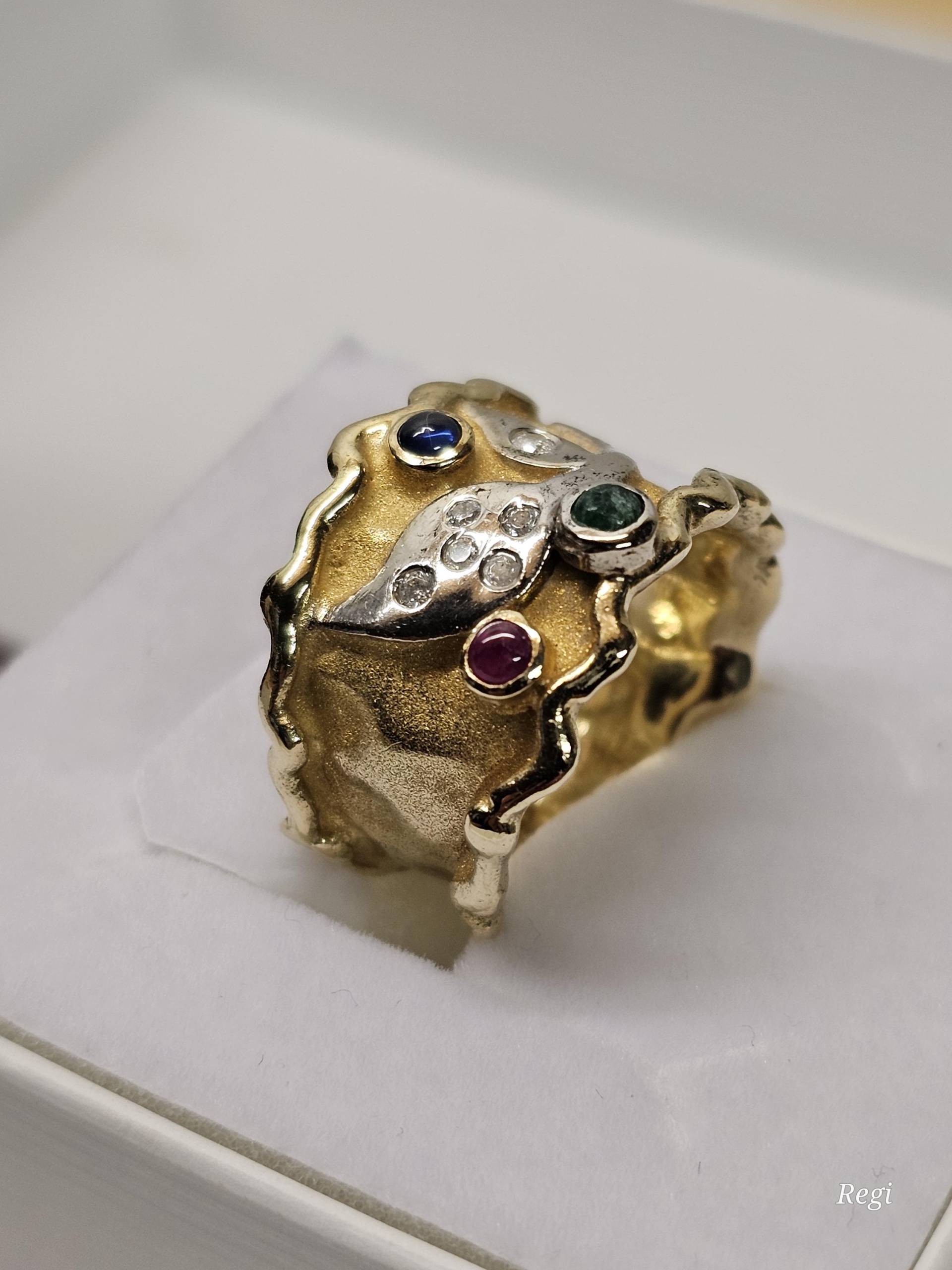 18 Mm Kunstvoll Gestalteter Goldring Ring Gold 585 Teilplatiniert Saphir Rubin Smaragd Kristalle Klar Silberschmiede Design Vintage Gr324 18 Mm Kunstvoll Gestalteter Goldring Ring Gold 585 Teilplatiniert Saphir Rubin Smaragd Kristalle Klar Silberschmiede Design Vintage Gr324 von SchmuckAtelierRegina