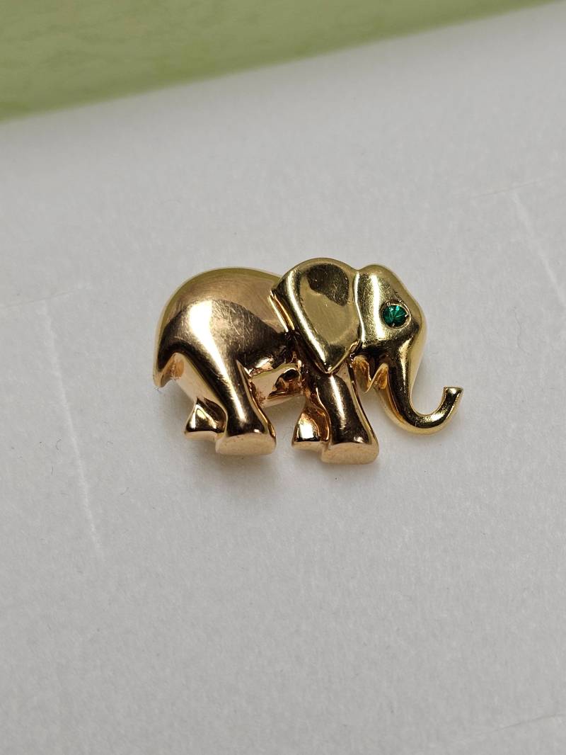 Anhänger Kettenanhänger Anstecknadel Brosche Elefant Glücksbringer Gold 750 Smaragd Vintage Elegant Gan200 von SchmuckAtelierRegina