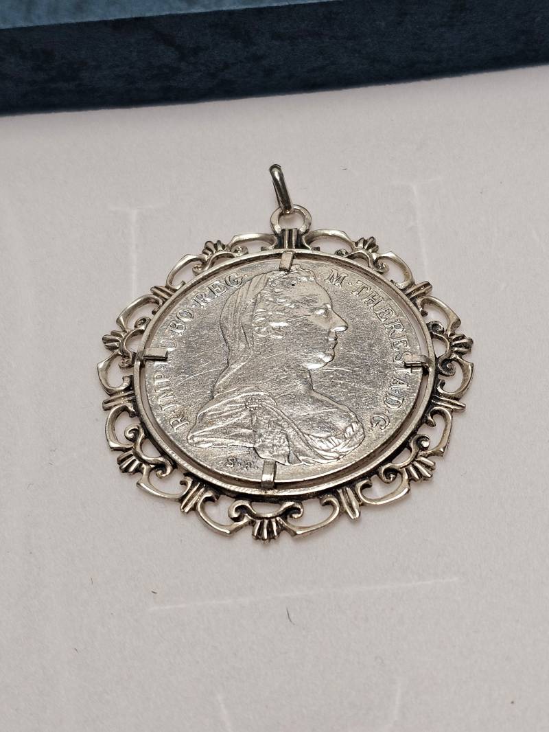 Anhänger Ohne Kette Charivari Tracht Schmuck Münze Taler Maria Theresia Silbermünze Silber 800 Mit Fassung 835 Shabby Vintage Ska281 von SchmuckAtelierRegina