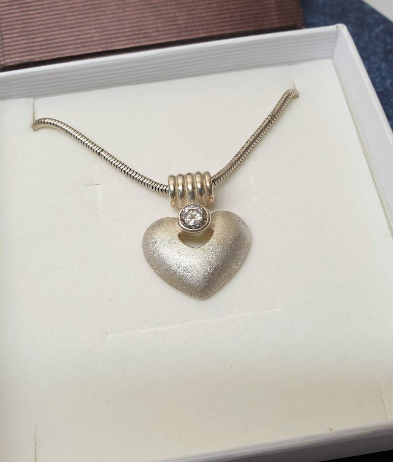 Anhänger Ohne Kette Herz Silber 925 Matt Mit Kristall Vintage Elegant Ska1578 von SchmuckAtelierRegina