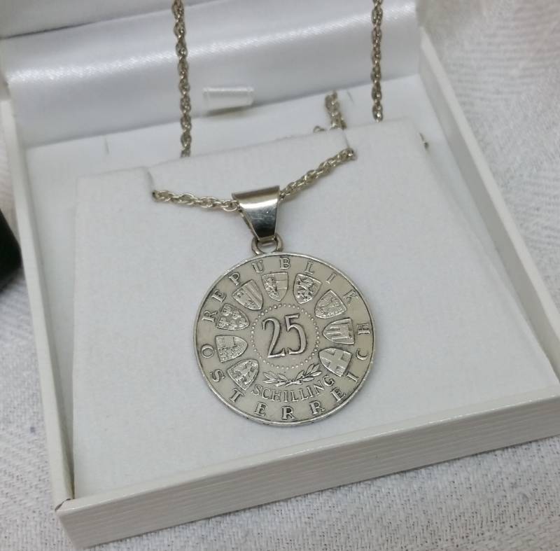 Anhänger Ohne Kette Münze Taler Silber Charivari Tracht Österreich 25 Schilling 40 Jahre Burgenland 1921-1961 Vintage Ska284 Anhänger Ohne Kette Münze Taler Silber Charivari Tracht Österreich 25 Schilling 40 Jahre Burgenland 1921-1961 Vintage Ska284 von SchmuckAtelierRegina