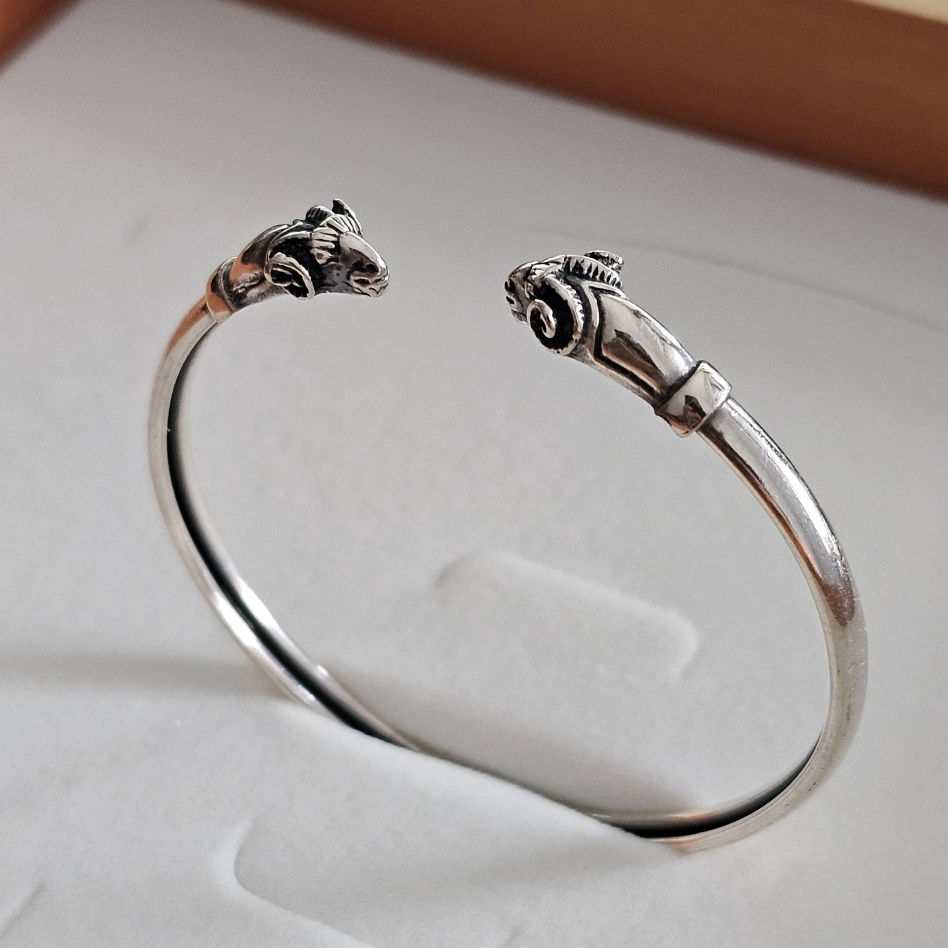 Armreif Tracht Widder Sternzeichen Silber 925 Silberschmiede Vintage Sa373 von SchmuckAtelierRegina