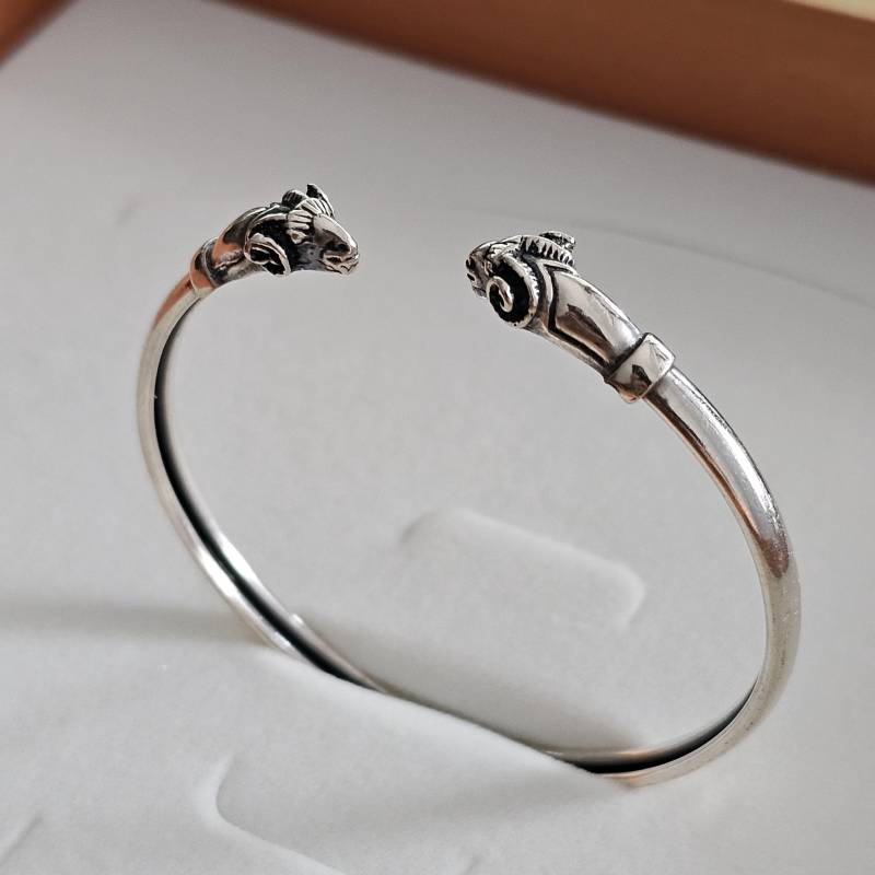 Armreif Tracht Widder Sternzeichen Silber 925 Silberschmiede Vintage Sa373 von SchmuckAtelierRegina