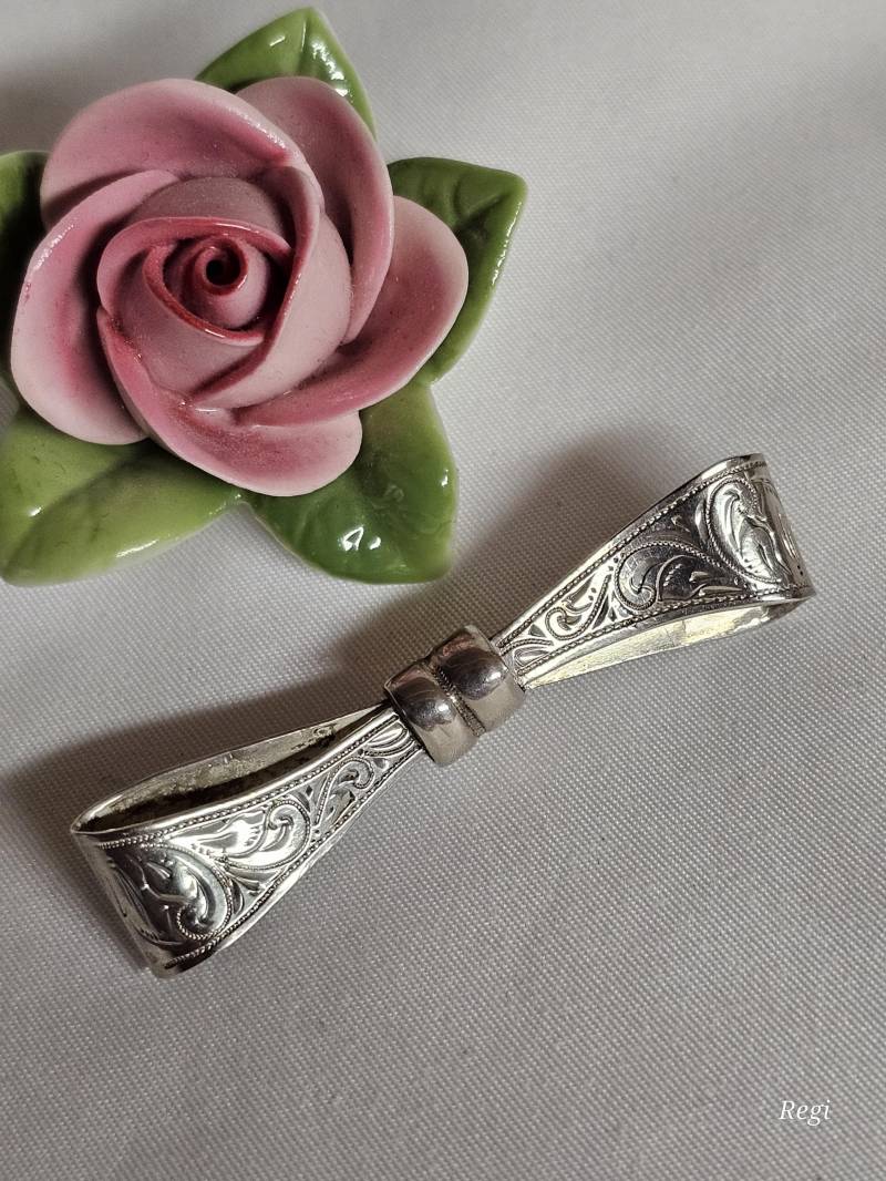 Art Deco Anstecknadel Brosche Silberbrosche Schleife Silber 835 Design Ziseliert Ornament Elegant Shabby Vintage Selten Rar Sb456 von SchmuckAtelierRegina
