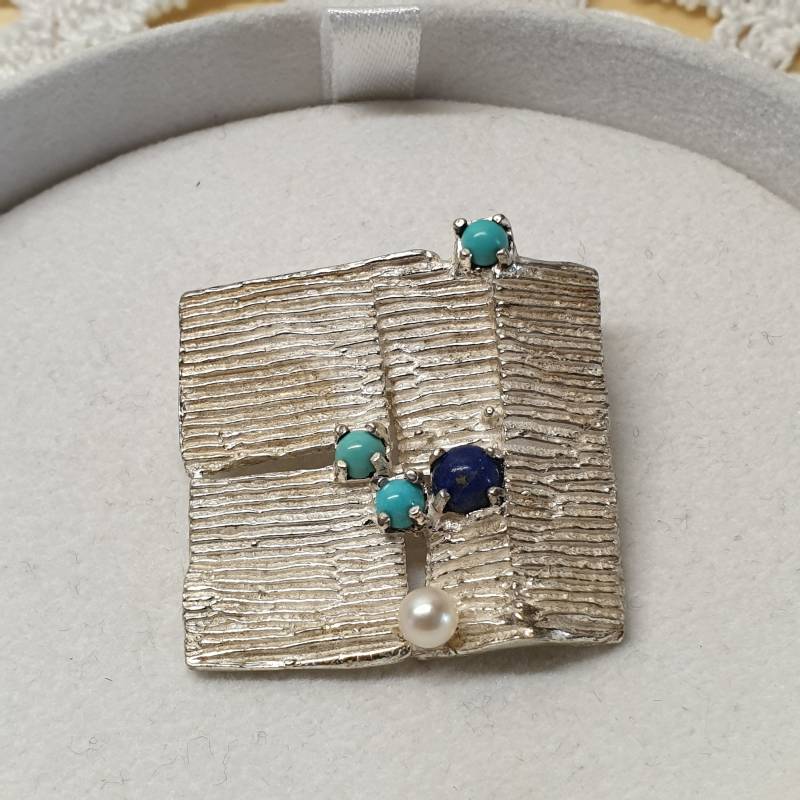 Brosche Anstecknadel Silberschmiede Kunst Kunstvoll Silber 925 Lapislazuli Türkis Perle Weiß Vintage Design Elegant Sb271 von SchmuckAtelierRegina