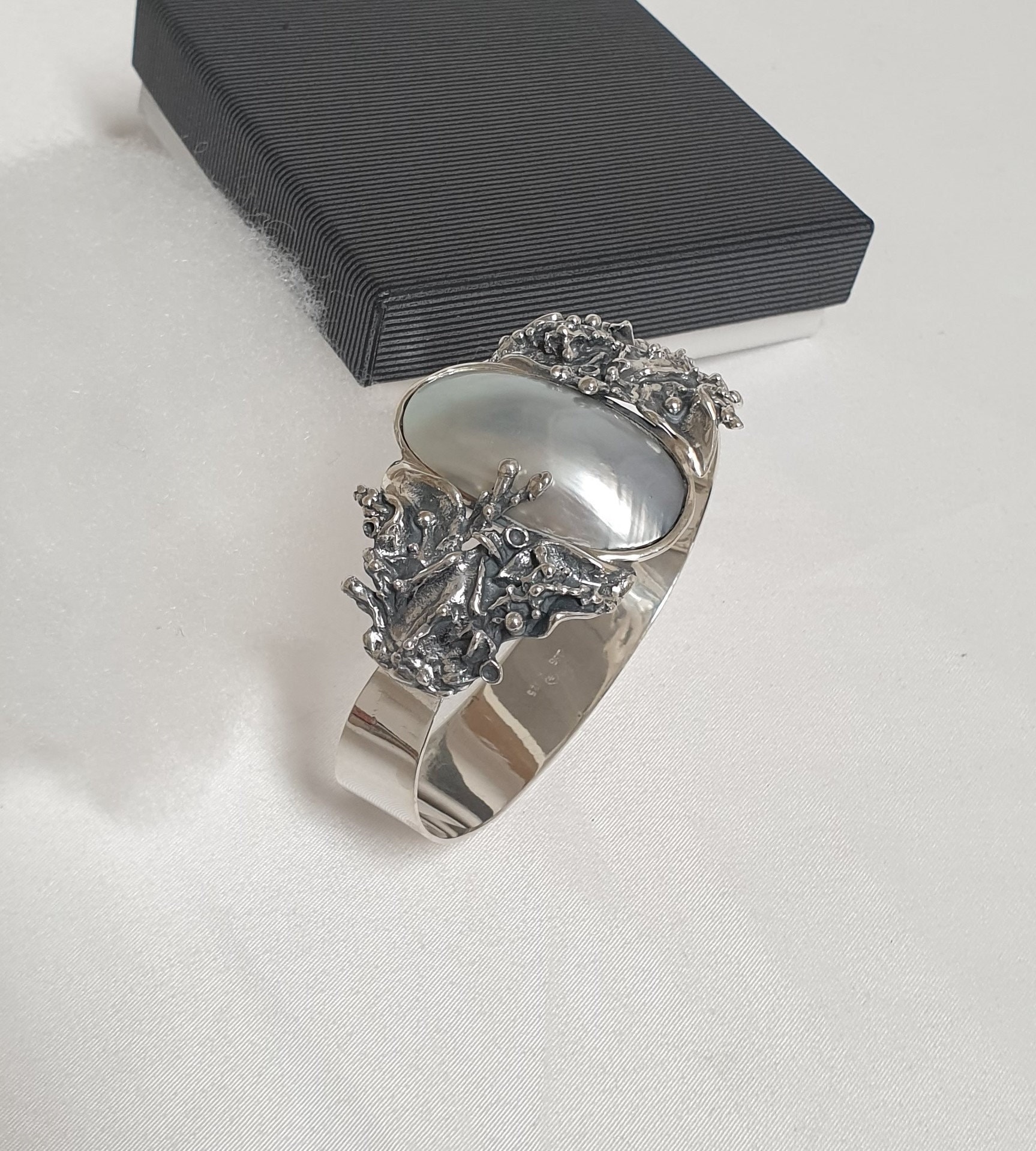 Designer Armschmuck Armreif Armspange Silber 925 Perlmutt Silbergrau Silberschmiede Kunst Vintage Eleganz Selten Rar Sa351 Designer Armschmuck Armreif Armspange Silber 925 Perlmutt Silbergrau Silberschmiede Kunst Vintage Eleganz Selten Rar Sa351 von SchmuckAtelierRegina