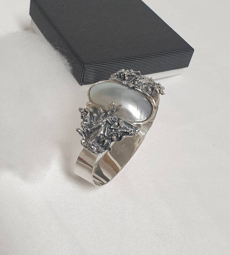 Designer Armschmuck Armreif Armspange Silber 925 Perlmutt Silbergrau Silberschmiede Kunst Vintage Eleganz Selten Rar Sa351 von SchmuckAtelierRegina