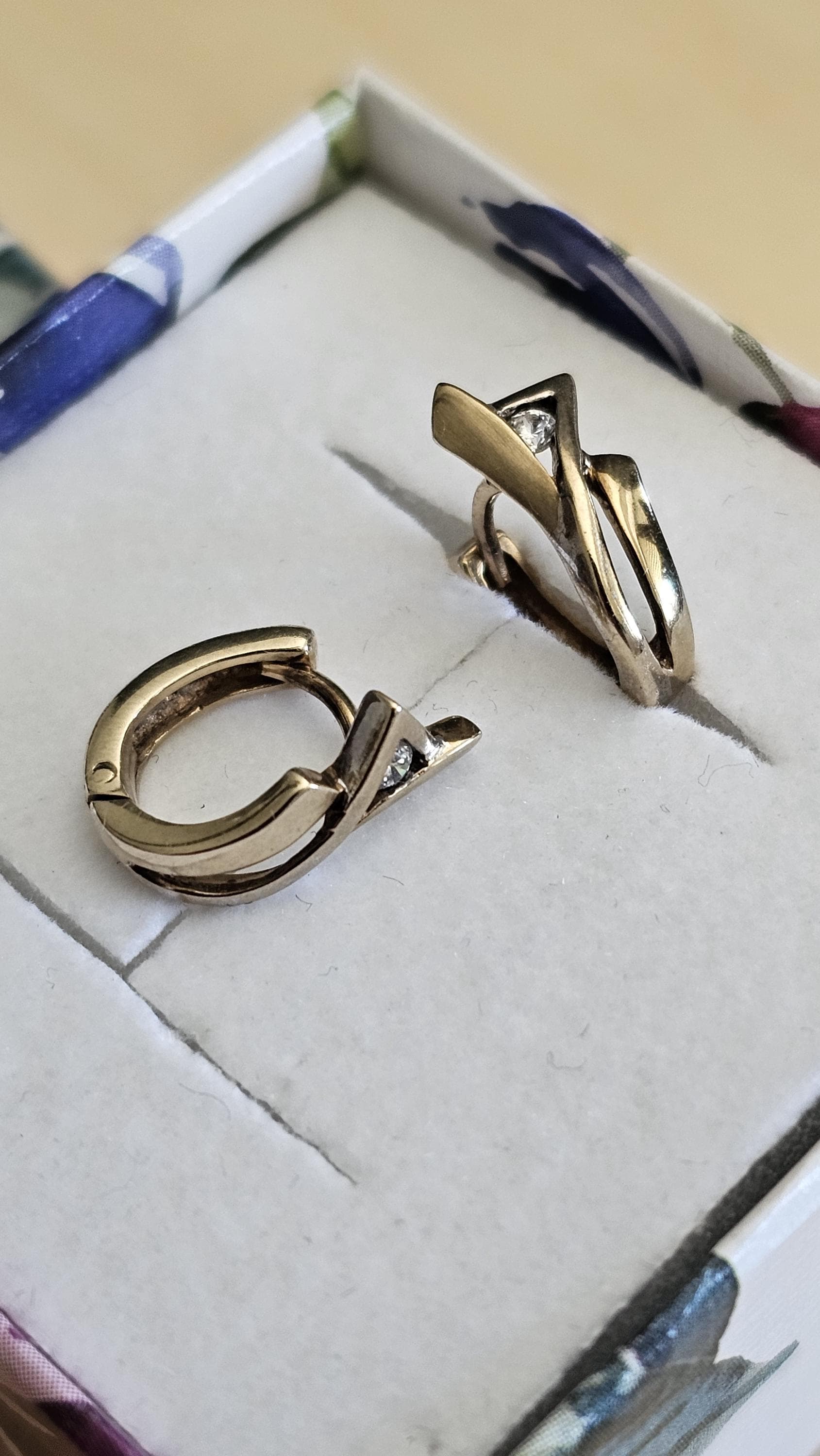 Ohrringe Creolen Klappcreolen Klein Gold 333 Kristalle Steinchen Klar Vintage Elegant Or115 Ohrringe Creolen Klappcreolen Klein Gold 333 Kristalle Steinchen Klar Vintage Elegant Or115 von SchmuckAtelierRegina
