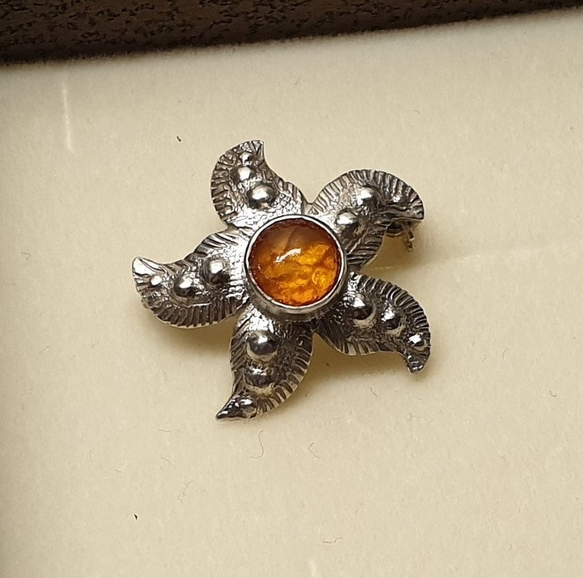 Shabby Vintage Anstecknadel Brosche Silber 835 Farbstein Orange Blume Blüte Silberschmiede Kunst Sb399 von SchmuckAtelierRegina
