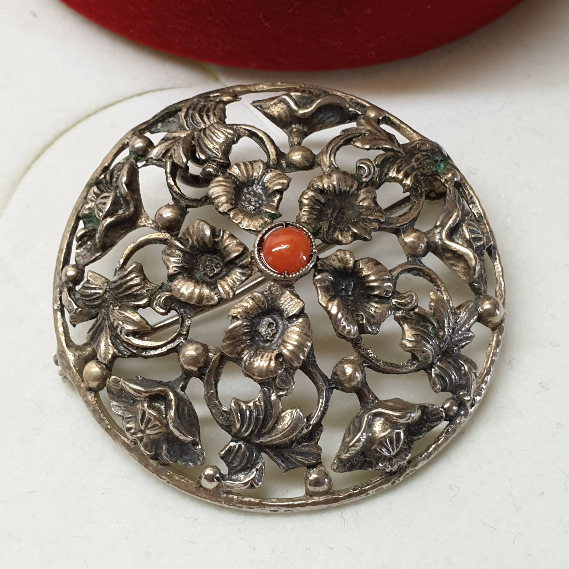 Shabby Vintage Brosche Anstecknadel Auch Als Anhänger Tragbar Koralle Silber 835 Schmuck Trachtenschmuck Silberschmiede Kunst Sb298 von SchmuckAtelierRegina