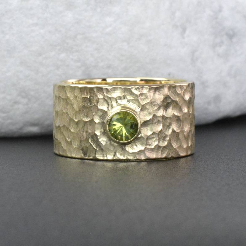 Bandring Mit Struktur Aus 14 Kt.(585 Gelbgold | 10 Mm Breit 4 Peridot Breiter Ring Goldpersonalisiert von SchmuckBatih