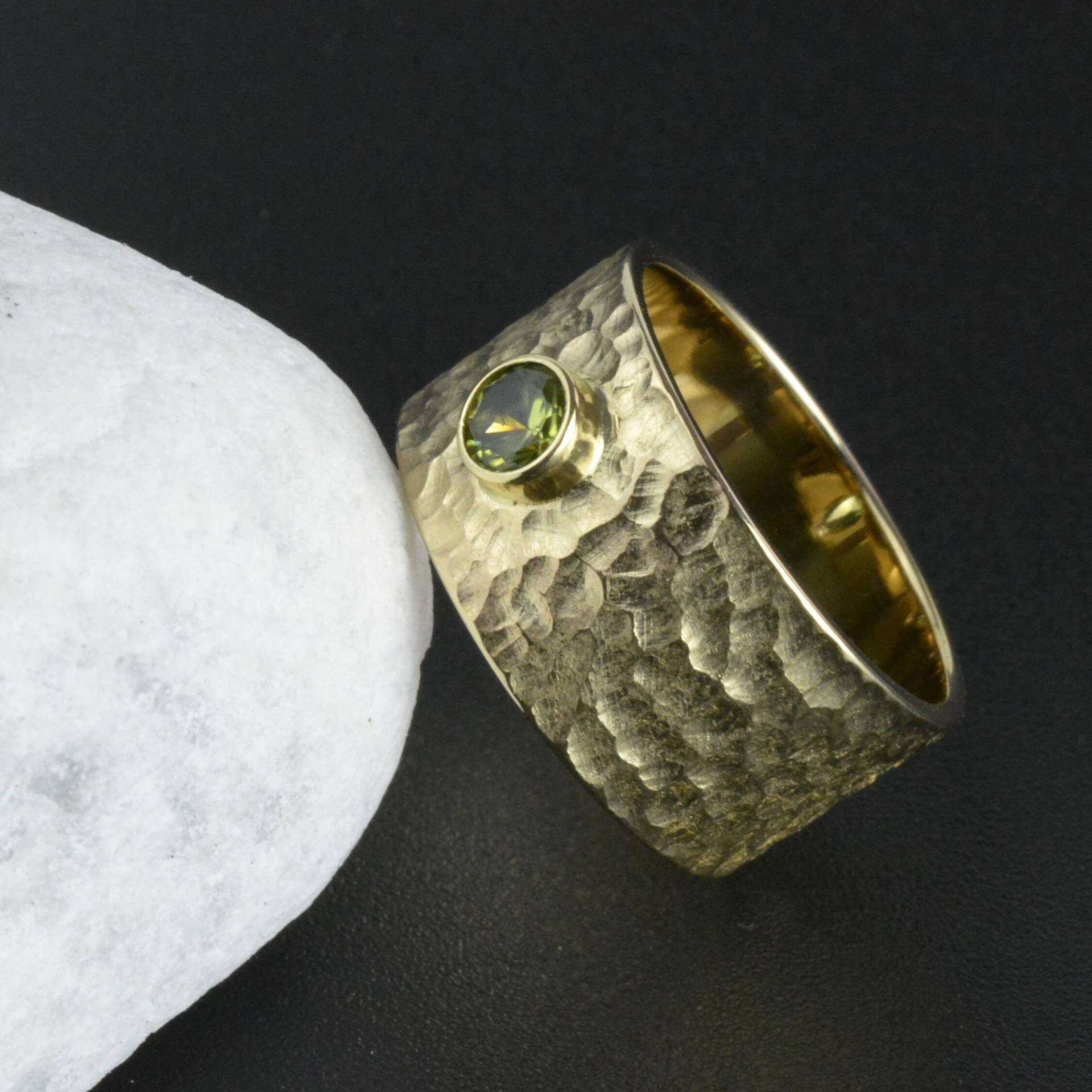 Bandring Mit Struktur Aus 18 Kt.(750Er Gelbgold | 10 Mm Breit 4 Peridot Breiter Ring Goldpersonalisiert Bandring Mit Struktur Aus 18 Kt.(750Er Gelbgold | 10 Mm Breit 4 Peridot Breiter Ring Goldpersonalisiert von SchmuckBatih