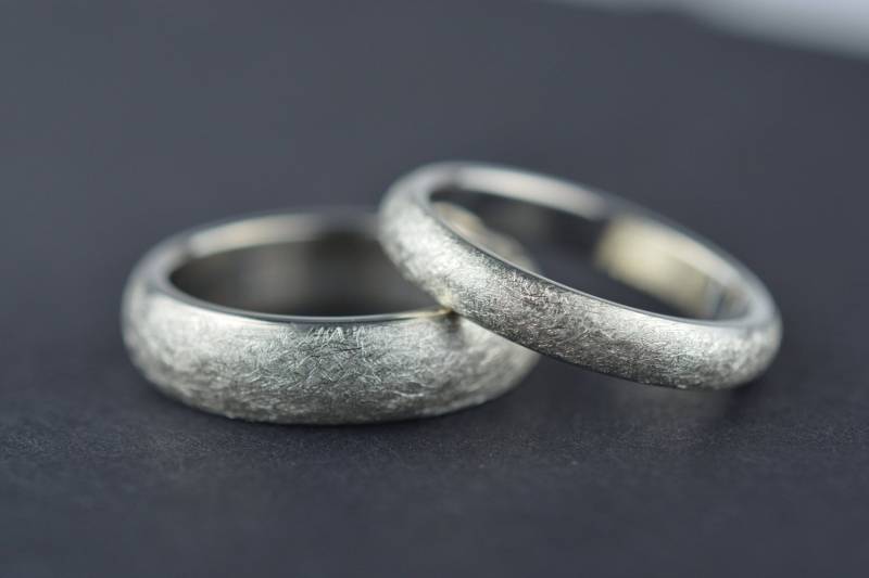 Handgefertigte Trauringe Aus 925 Silber - Eismatt, 4 & 6 Mm Breit, Personalisierbar Als Eheringe Oder Freundschaftsringe von SchmuckBatih