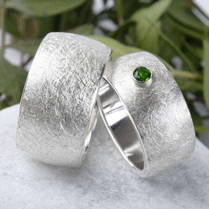 Handgefertigte Trauringe Aus Silber 10 Und 12 Mm Breit Mit Turmalin 3 von SchmuckBatih