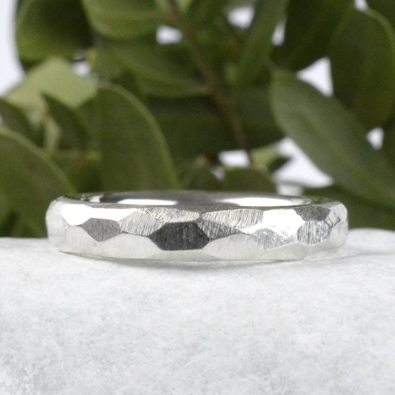 Silberring/strukturring 4 Mm Breit | Oval Geformt Massiver Ring Mit Gravur Personalisiert Kombinierbare Ringe von SchmuckBatih
