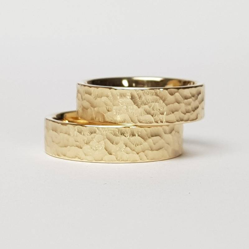 Trauringe/Eheringe Aus 8 Kt. Gelbgold | 6 Mm Breite Mit Struktur Goldringe von SchmuckBatih