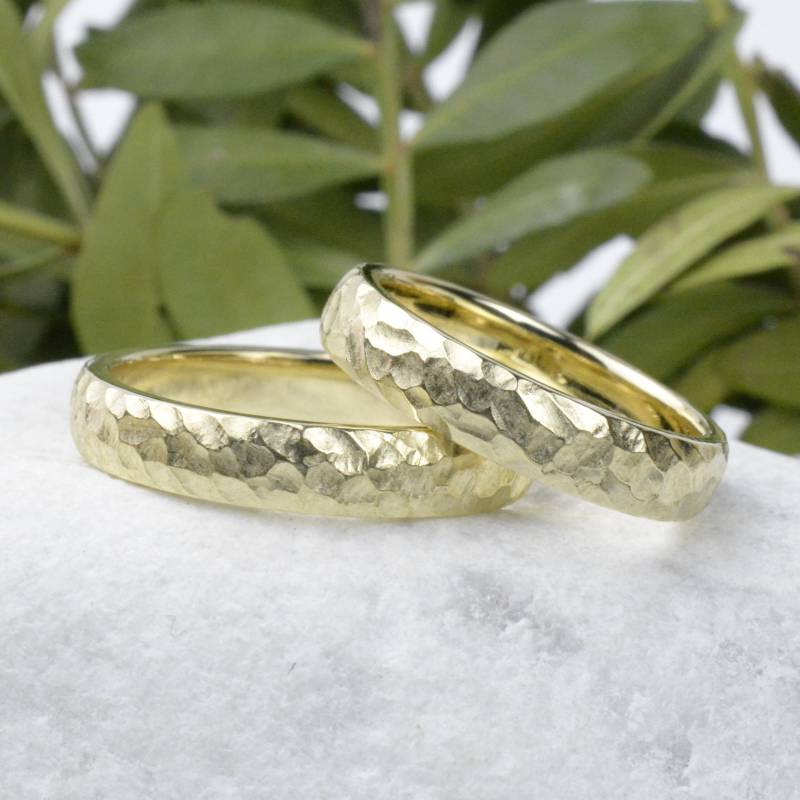 Trauringe/Eheringe Aus 8 Kt. Gelbgold | Trauringe Mit Struktur 4 Mm Breit von SchmuckBatih